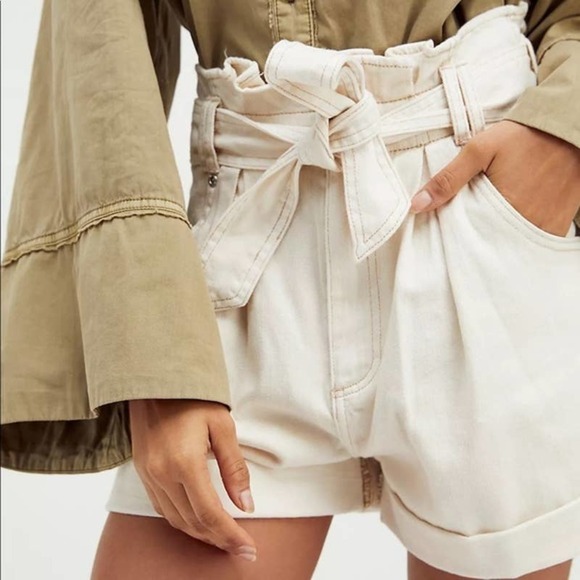 NWT Free People 100% Cotton Cream Nova Paper Bag Waist Shorts • Size 4 🗣 - Picture 1 of 4